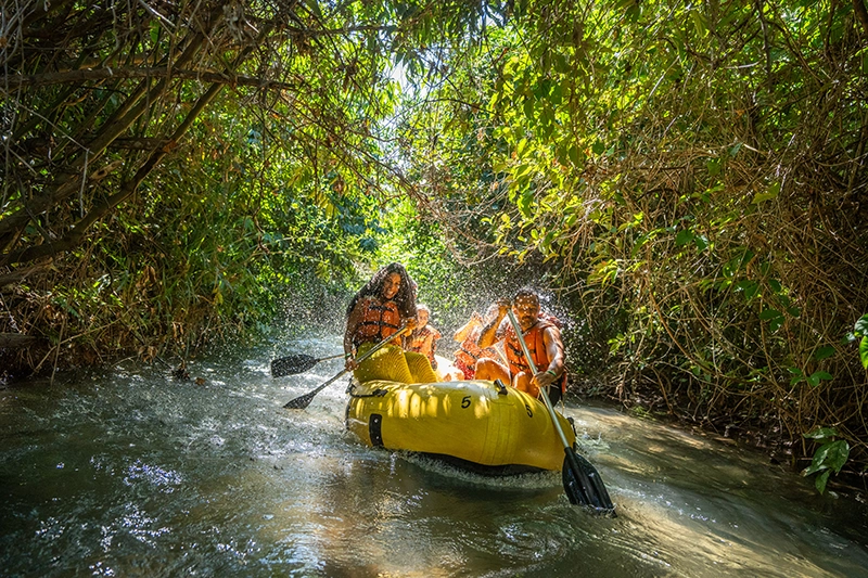 Família com criança pequena nas águas termais de Rio Quente, em Goiás